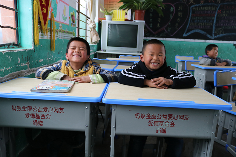 麻栗坡县大山里的小课桌项目检查及孤儿探访